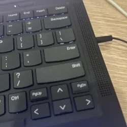 Laptop màu đen bàn phím chiclet cạnh viền mỏng cổng sạc Type-C