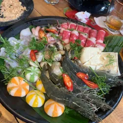 Đồng hồ trang trí hình công peacock cánh kim loại sơn tĩnh điện màu vàng xanh 3920