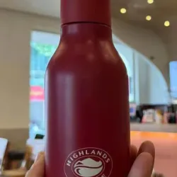 Chai đựng nước Highland Coffee thép không gỉ màu đỏ trắng 3876