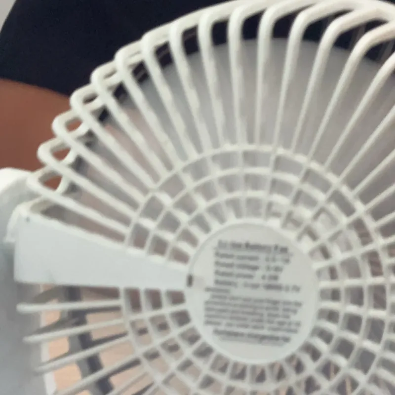 Quạt để bàn Mitsubishi kiểu dáng nhỏ gọn, màu trắng 3756